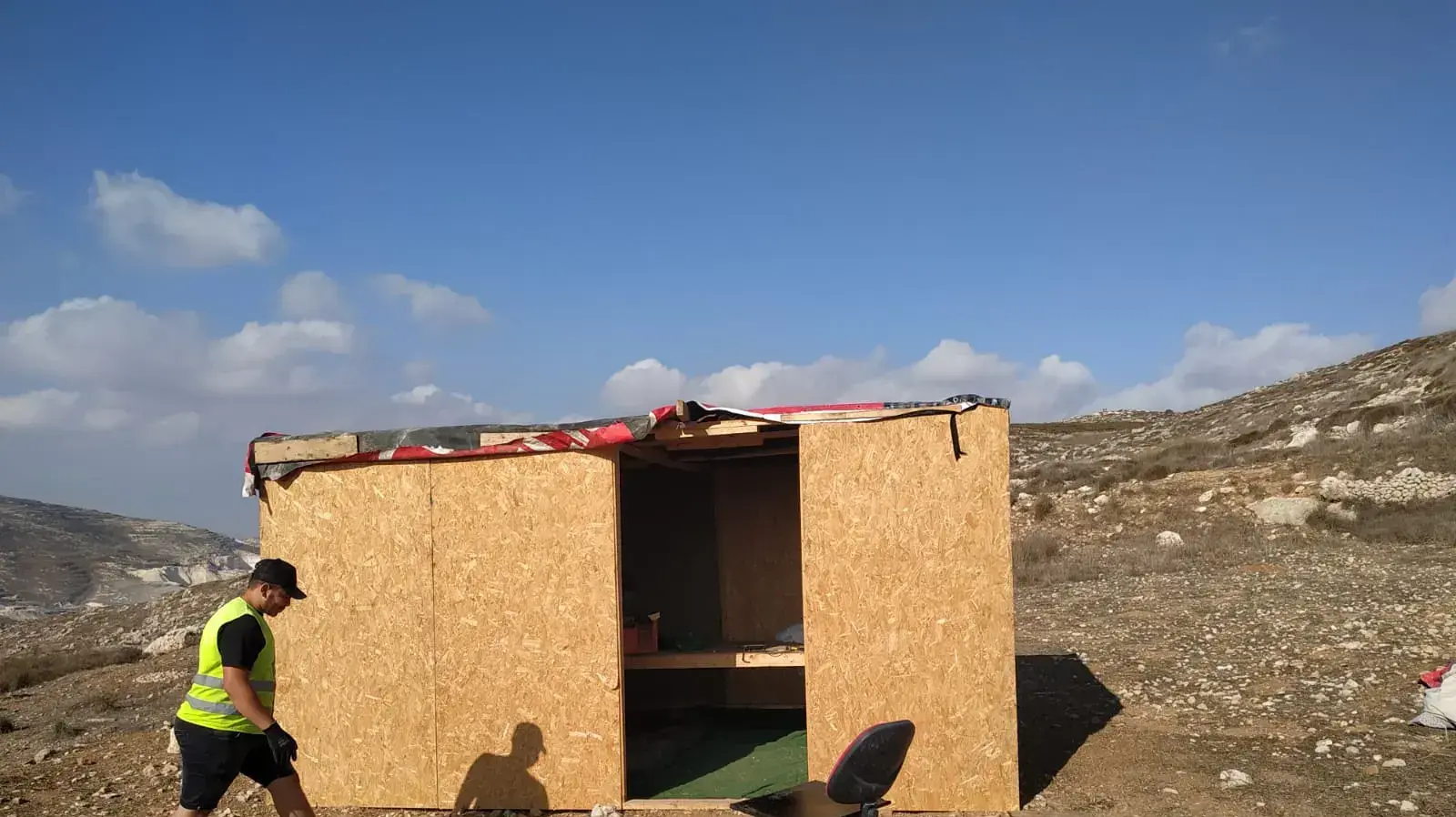 פינוי מספר צריפי עץ ובהריסת מבנה בלוקים בגבעת "שבח הארץ" הסמוכה ליצהר. פינוי מספר צריפי עץ ובהריסת מבנה בלוקים בגבעת "שבח הארץ" הסמוכה ליצהר.