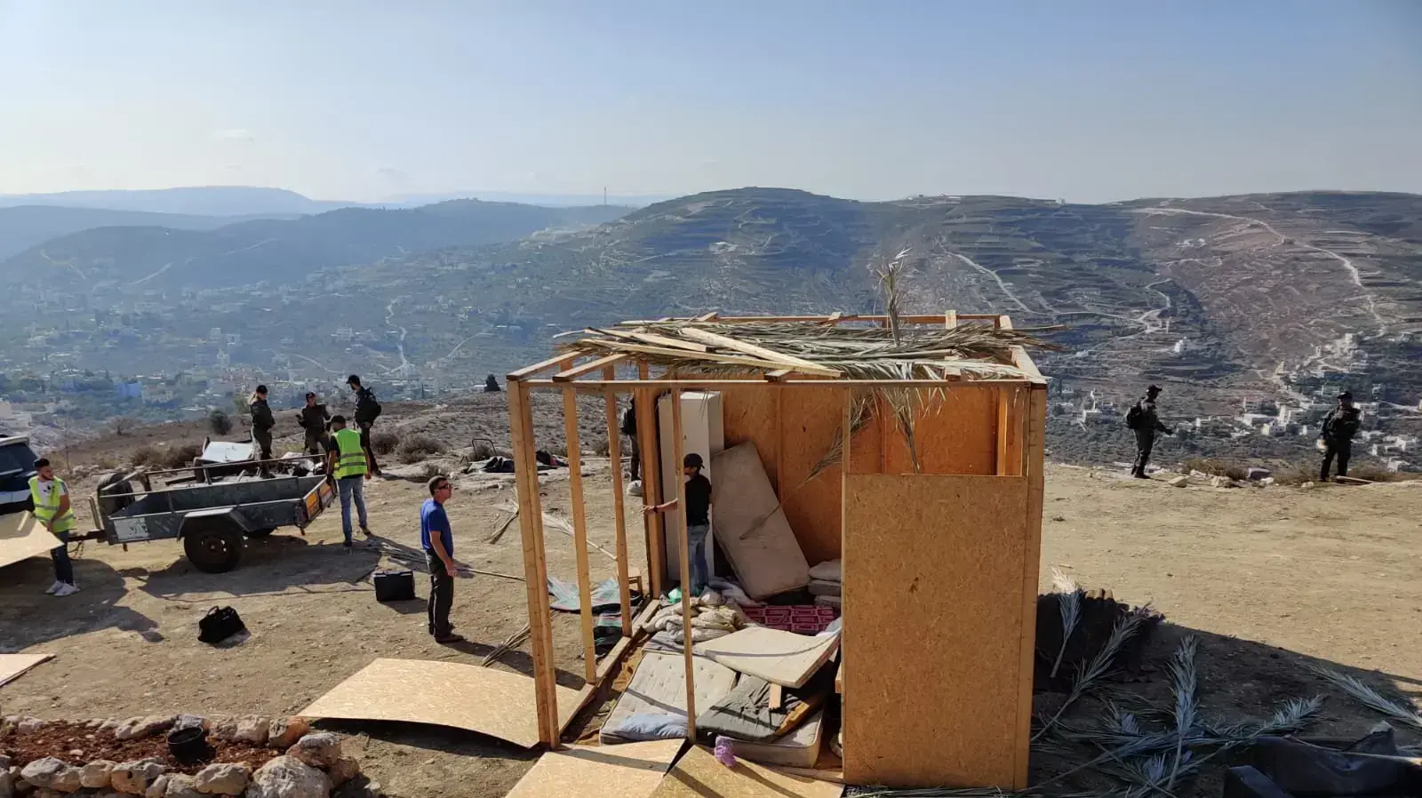 פינוי מספר צריפי עץ ובהריסת מבנה בלוקים בגבעת "שבח הארץ" הסמוכה ליצהר.