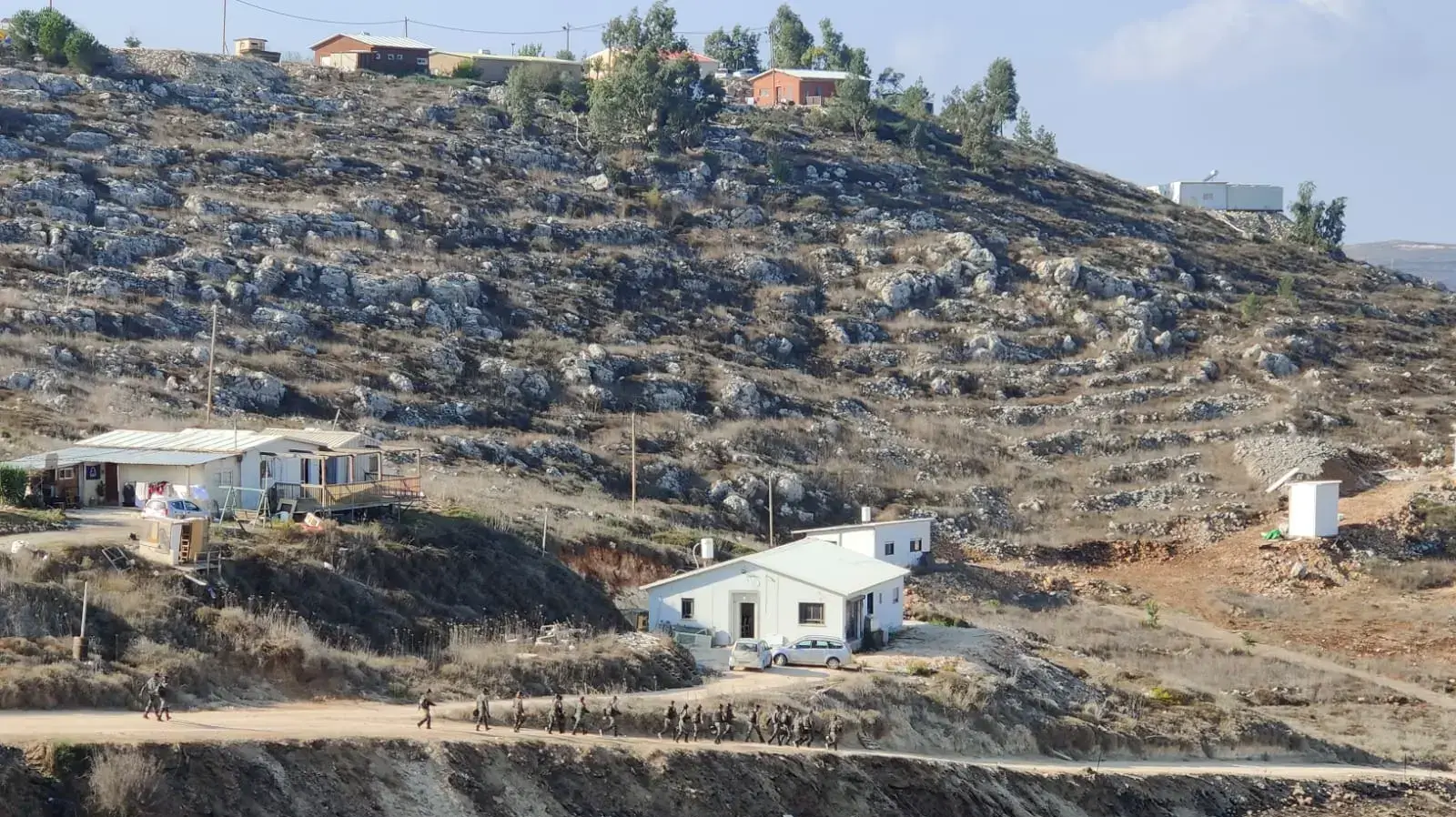 פינוי מספר צריפי עץ ובהריסת מבנה בלוקים בגבעת "שבח הארץ" הסמוכה ליצהר. פינוי מספר צריפי עץ ובהריסת מבנה בלוקים בגבעת "שבח הארץ" הסמוכה ליצהר.