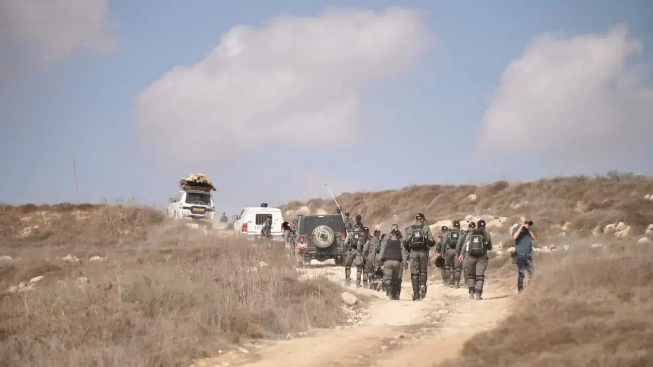 פינוי מספר צריפי עץ ובהריסת מבנה בלוקים בגבעת "שבח הארץ" הסמוכה ליצהר. פינוי מספר צריפי עץ ובהריסת מבנה בלוקים בגבעת "שבח הארץ" הסמוכה ליצהר.