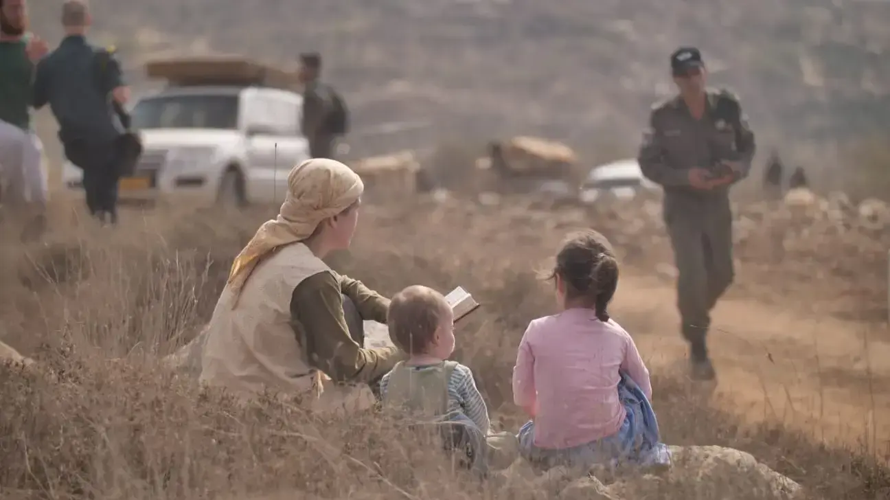 פינוי מספר צריפי עץ ובהריסת מבנה בלוקים בגבעת "שבח הארץ" הסמוכה ליצהר. פינוי מספר צריפי עץ ובהריסת מבנה בלוקים בגבעת "שבח הארץ" הסמוכה ליצהר.