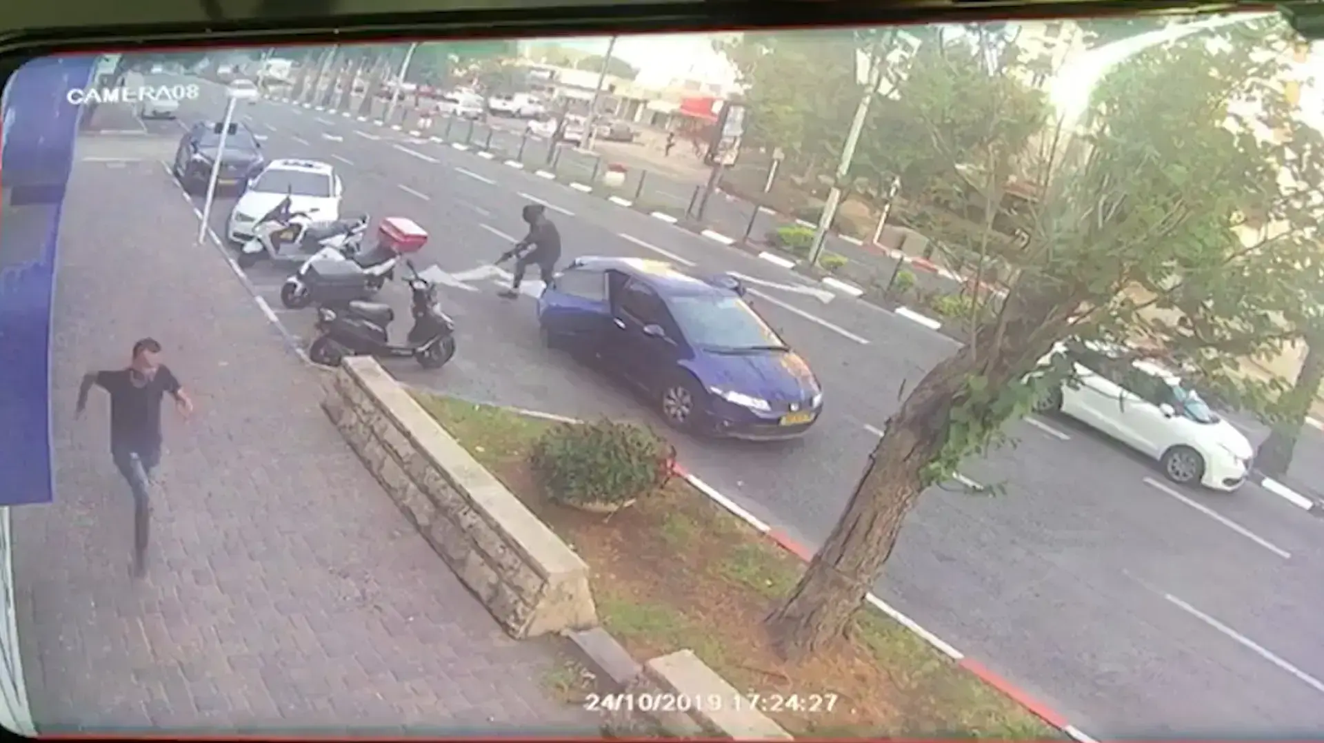 חשד ניסיון חיסול בעכו: בן 36 נורה בחזה בדרך הארבעה,
הוא פונה במצב קשה למרכז הרפואי לגליל בנהריה חשד ניסיון חיסול בעכו: בן 36 נורה בחזה בדרך הארבעה,
הוא פונה במצב קשה למרכז הרפואי לגליל בנהריה