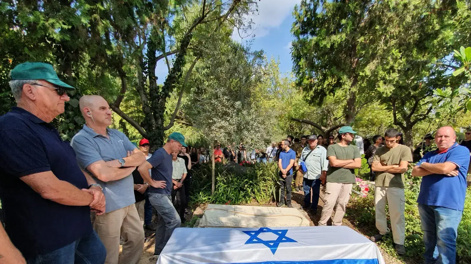 ארונה של מרסל ניניו. הלוויתה נערכת בקבורה אזרחית בבית העלמין בקיבוץ עינת ארונה של מרסל ניניו. הלוויתה נערכת בקבורה אזרחית בבית העלמין בקיבוץ עינת