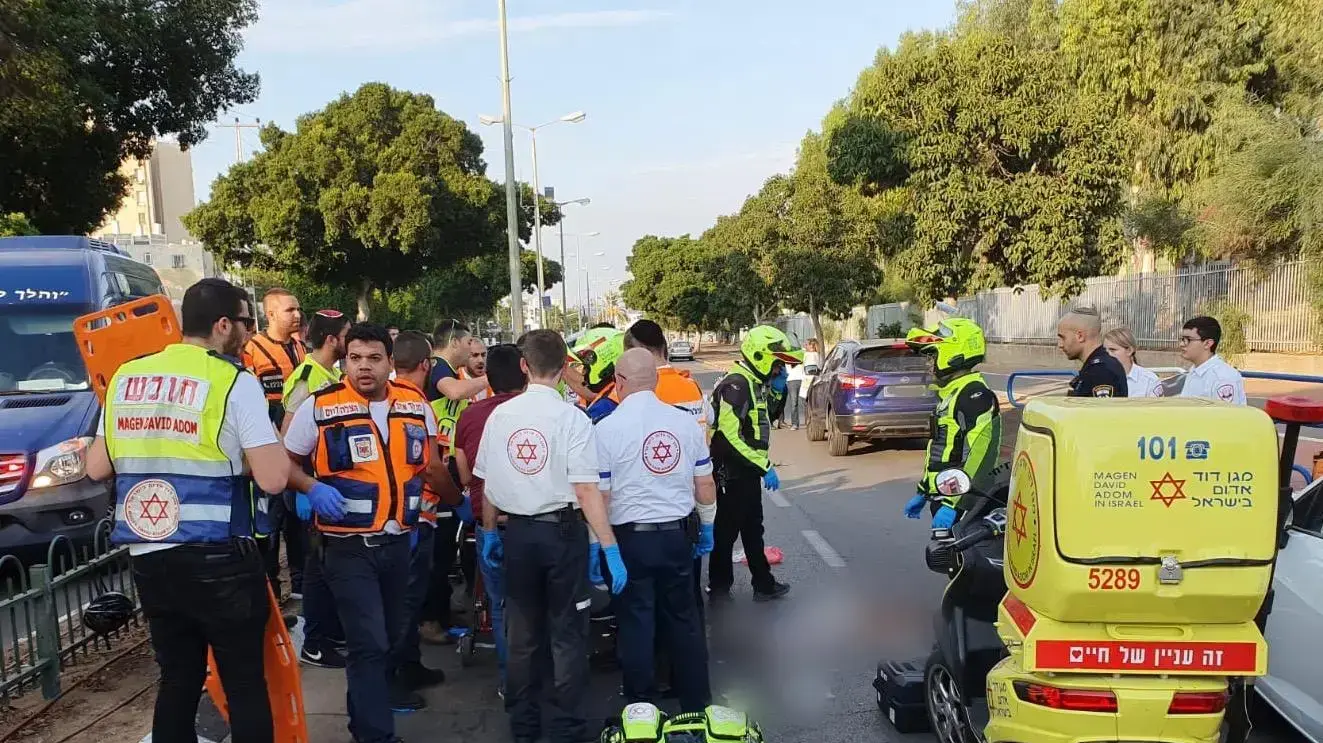 צוותי רפואה במקום התאונה בשדרות וייצמן באשדוד, בה נהרג נער בן 15 שרכב על קורקינט חשמלי ונפגע מרכב, 25 באוקטובר 2015 צוותי רפואה במקום התאונה בשדרות וייצמן באשדוד, בה נהרג נער בן 15 שרכב על קורקינט חשמלי ונפגע מרכב, 25 באוקטובר 2015