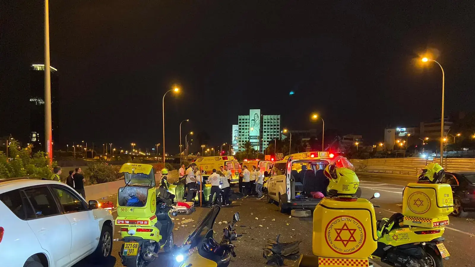 תאונת דרכים בין רכב מסחרי לרכב פרטי בכביש 20 איילון צפון, סמוך למחלף ההלכה. 26 באוקטובר 2019 תאונת דרכים בין רכב מסחרי לרכב פרטי בכביש 20 איילון צפון, סמוך למחלף ההלכה. 26 באוקטובר 2019