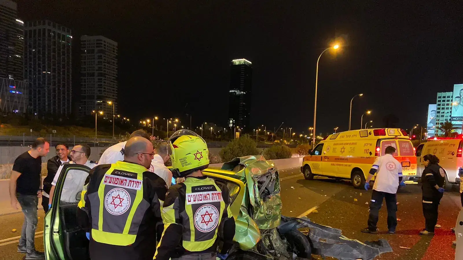 תאונת דרכים בין רכב מסחרי לרכב פרטי בכביש 20 איילון צפון, סמוך למחלף ההלכה. 26 באוקטובר 2019 תאונת דרכים בין רכב מסחרי לרכב פרטי בכביש 20 איילון צפון, סמוך למחלף ההלכה. 26 באוקטובר 2019