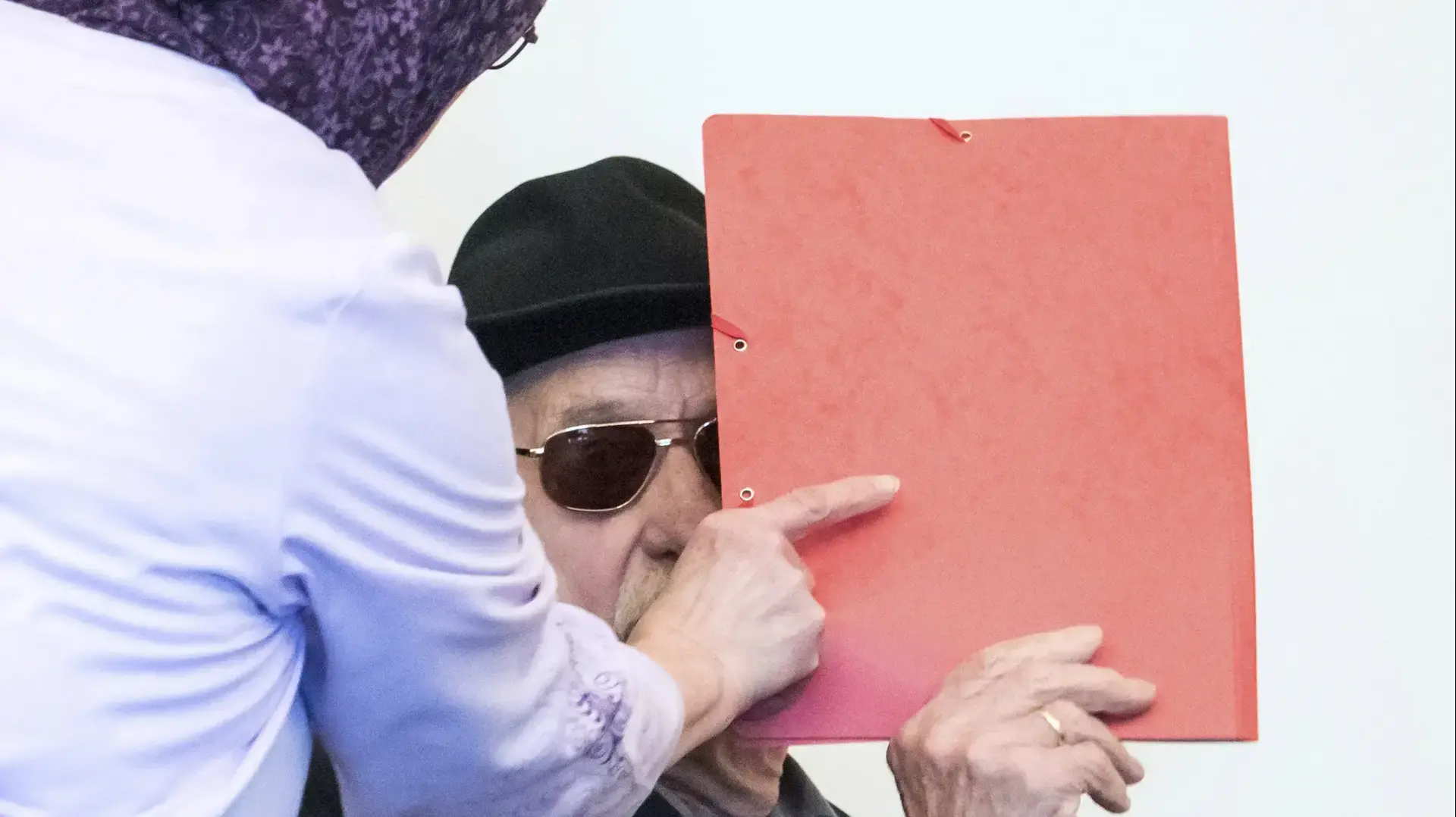 החייל הנאצי לשעבר, ברונו דיי בן ה-93, נשפט על כך שסייע לרצח במחנה הריכוז שטוטהוף בפולין. 26 באוקטובר 2019 החייל הנאצי לשעבר, ברונו דיי בן ה-93, נשפט על כך שסייע לרצח במחנה הריכוז שטוטהוף בפולין. 26 באוקטובר 2019