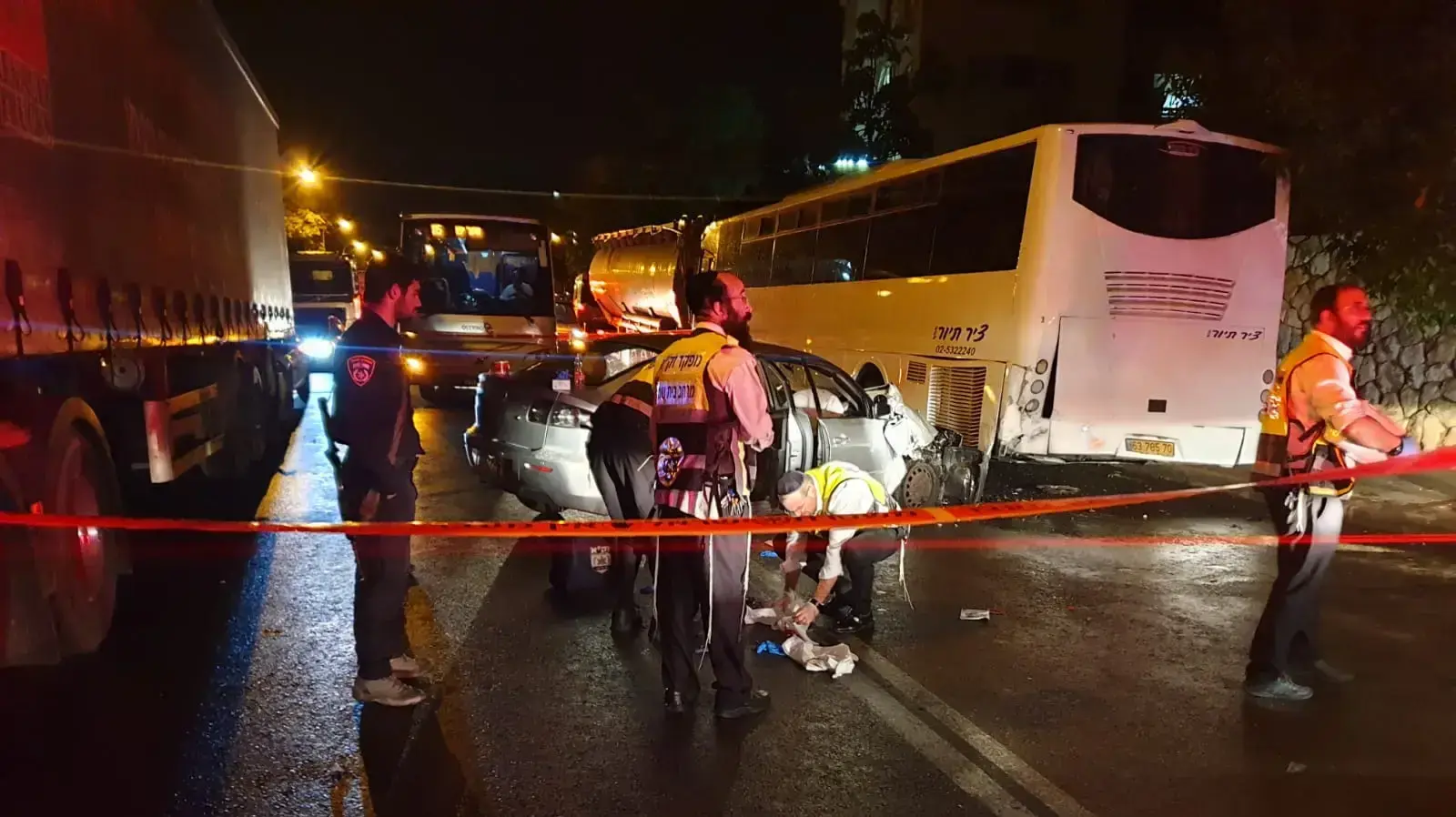 זירת תאונת התנגשות הרכב באוטובוס חונה בבית שמש - ה-27 באוקטובר 2019 זירת תאונת התנגשות הרכב באוטובוס חונה בבית שמש - ה-27 באוקטובר 2019