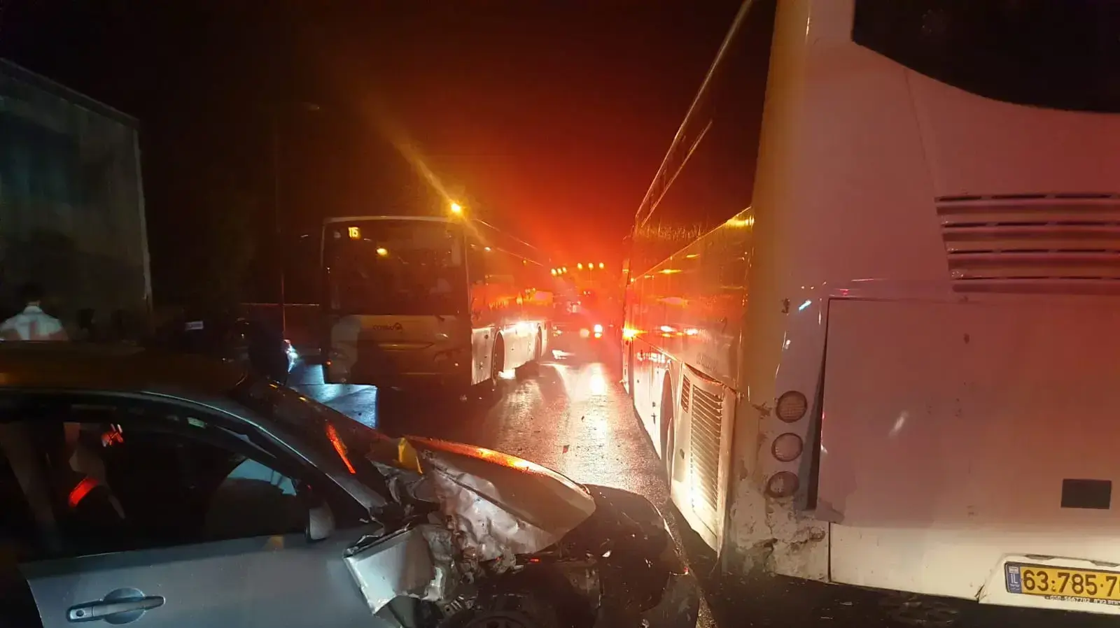 זירת תאונת התנגשות הרכב באוטובוס חונה בבית שמש - ה-27 באוקטובר 2019 זירת תאונת התנגשות הרכב באוטובוס חונה בבית שמש - ה-27 באוקטובר 2019