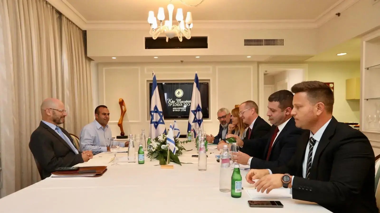 פגישת צוות מו"מ כחול לבן עם ישראל ביתנו, כפר המכביה, 27 באוקטובר 2019 פגישת צוות מו"מ כחול לבן עם ישראל ביתנו, כפר המכביה, 27 באוקטובר 2019