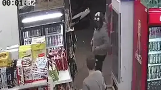 תיעוד מתוך שוד הפיצוציה בבת ים תיעוד מתוך שוד הפיצוציה בבת ים