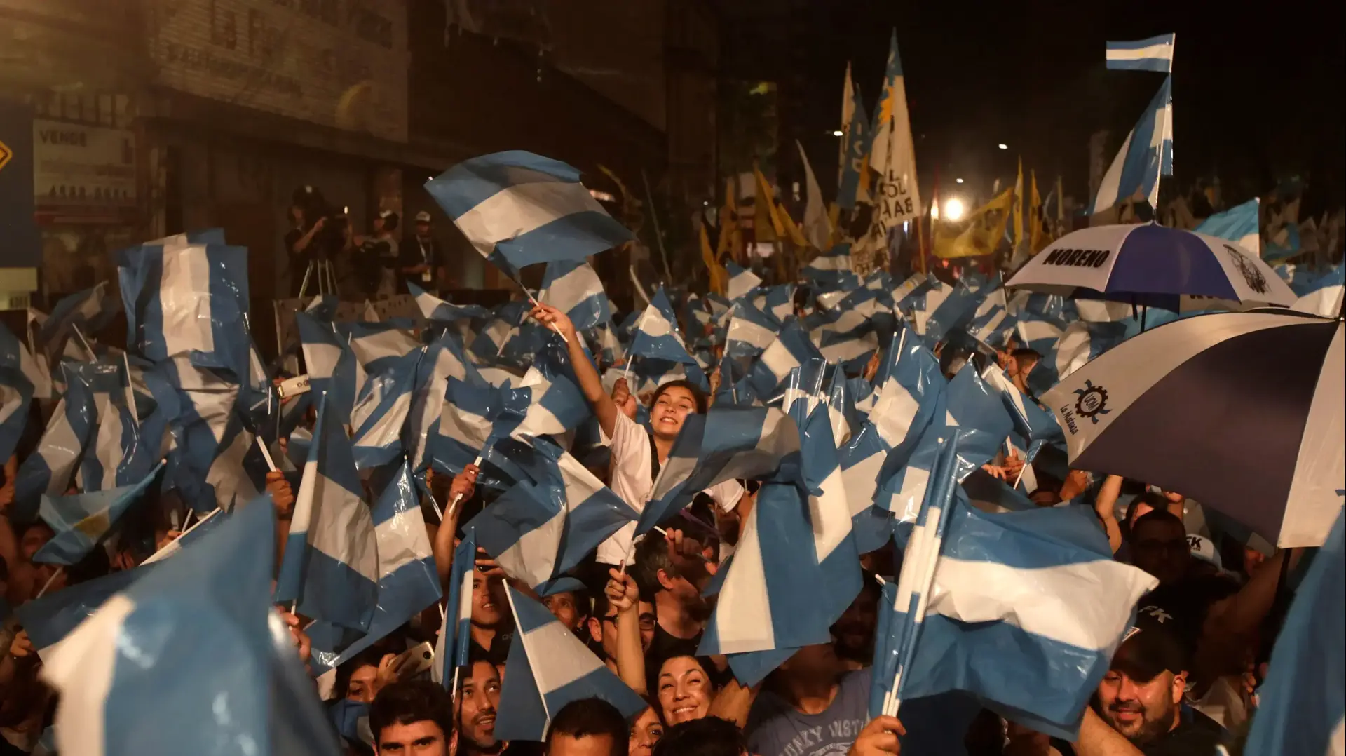 תומכיו של פרננדס חוגגים את ניצחונו במדגמים בארגנטינה, 28 באוקטובר 2019 תומכיו של פרננדס חוגגים את ניצחונו במדגמים בארגנטינה, 28 באוקטובר 2019