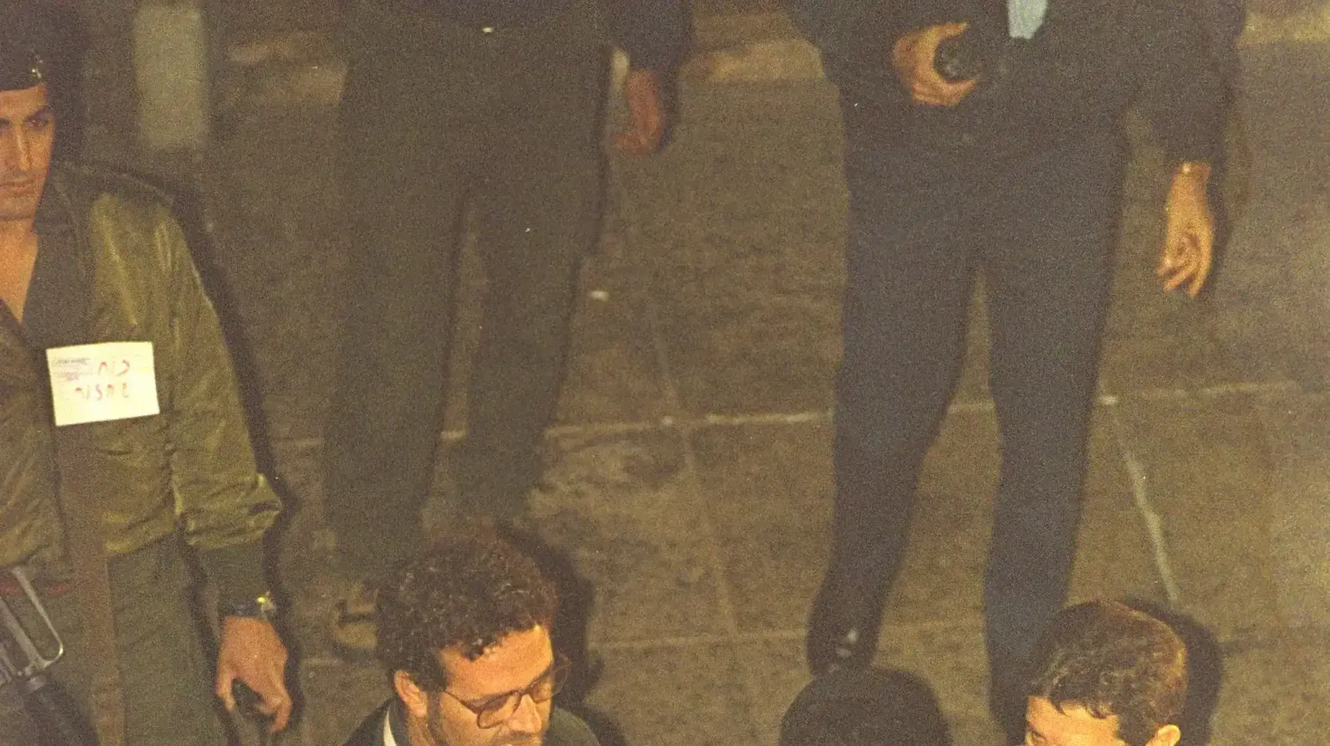 שיחזור רצח ראש הממשלה יצחק רבין ע"י רוצחו יגאל עמיר, בכיכר מלכי ישראל בתל אביב. 7 בנובמבר 1995
