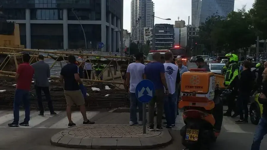 קריסת המנוף בדרך יגאל אלון בתל אביב קריסת המנוף בדרך יגאל אלון בתל אביב