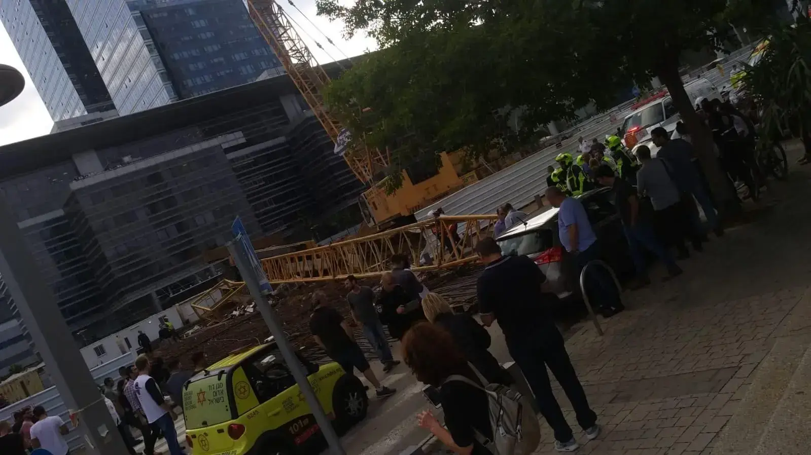 קריסת המנוף בדרך יגאל אלון בתל אביב קריסת המנוף בדרך יגאל אלון בתל אביב