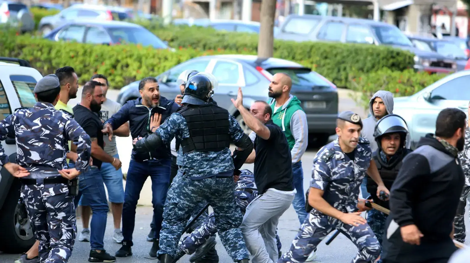 שוטרים מפרידים בין תומכי חיזבאללה לבין מפגינים, ביירות, לבנון, 29 באוקטובר 2019 שוטרים מפרידים בין תומכי חיזבאללה לבין מפגינים, ביירות, לבנון, 29 באוקטובר 2019