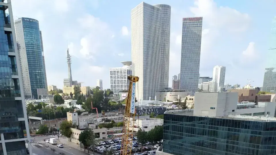 קריסת המנוף בדרך יגאל אלון בתל אביב