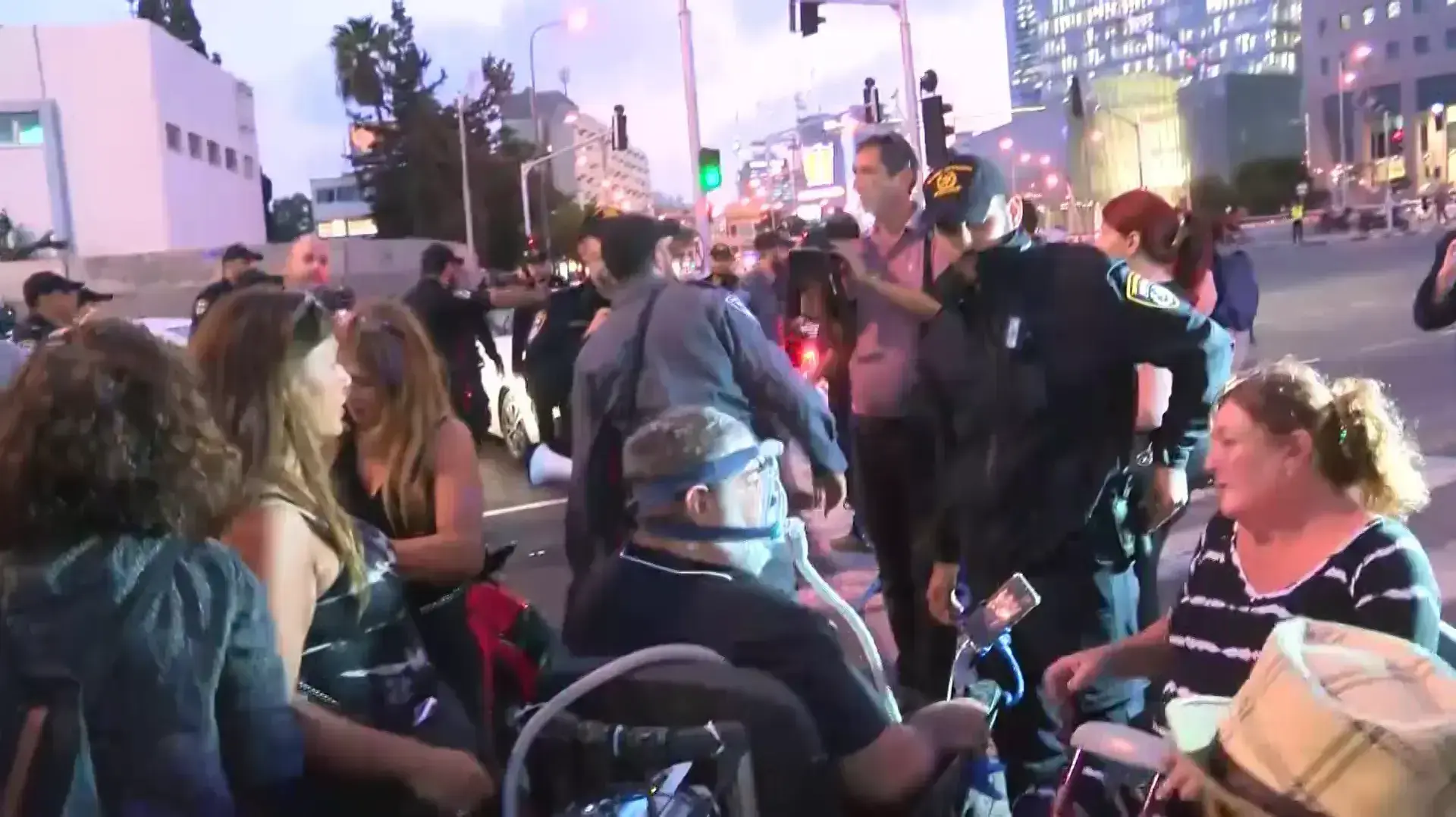 ת"א: מחאת הנכים התחדשה בעקבות העיכוב בגיבוש ההמלצות
לטובת העלאת קצבאות הנכות בפעימות השלישית והרביעית ת"א: מחאת הנכים התחדשה בעקבות העיכוב בגיבוש ההמלצות
לטובת העלאת קצבאות הנכות בפעימות השלישית והרביעית