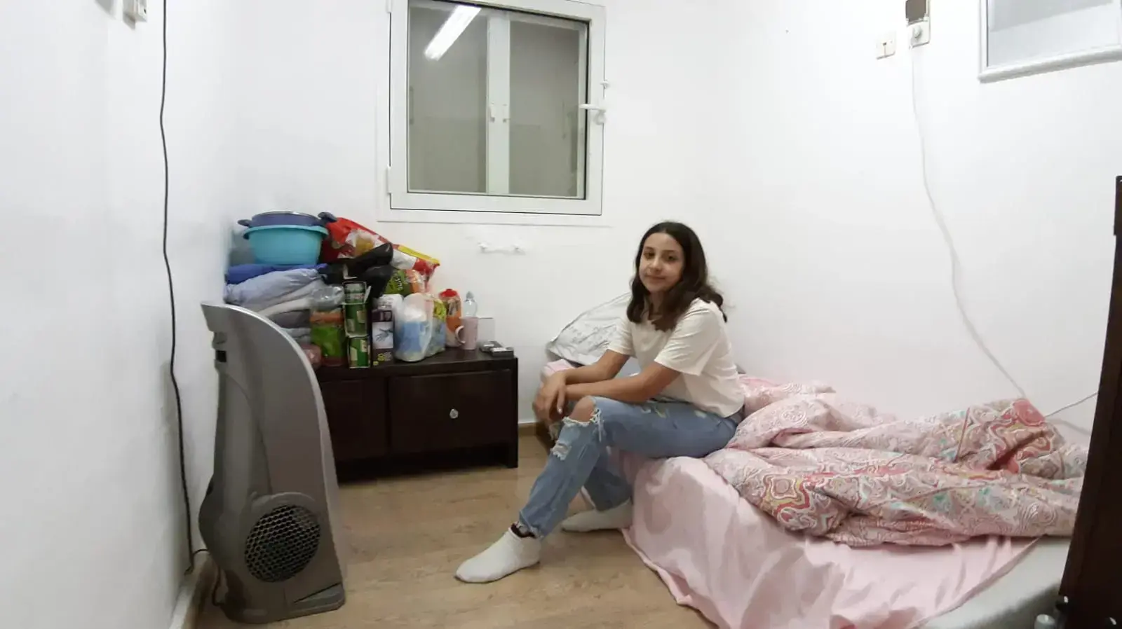נועה קלימי, שכנה של הבית שנפגע בשדרות במהלך מטח רקטות יושבת בממ"ד בביתה, 1 בנובמבר 2019 נועה קלימי, שכנה של הבית שנפגע בשדרות במהלך מטח רקטות יושבת בממ"ד בביתה, 1 בנובמבר 2019