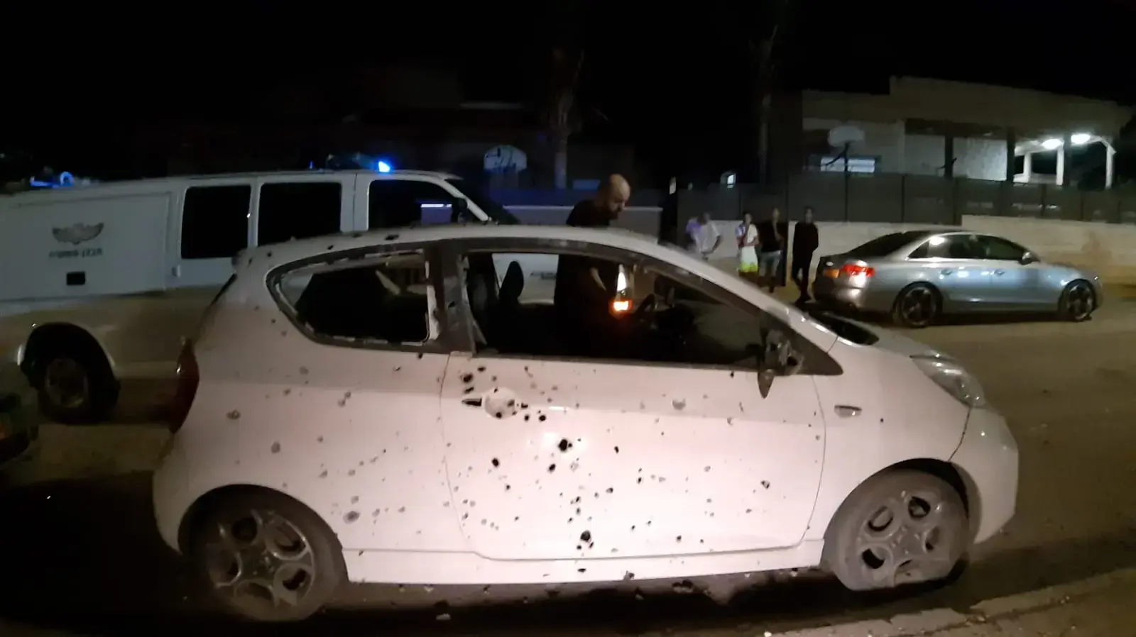 מכונית ועליה סימני רסיסים ליד הבית בו פגעה רקטה בשדרות, 1 בנובמבר 2019 מכונית ועליה סימני רסיסים ליד הבית בו פגעה רקטה בשדרות, 1 בנובמבר 2019