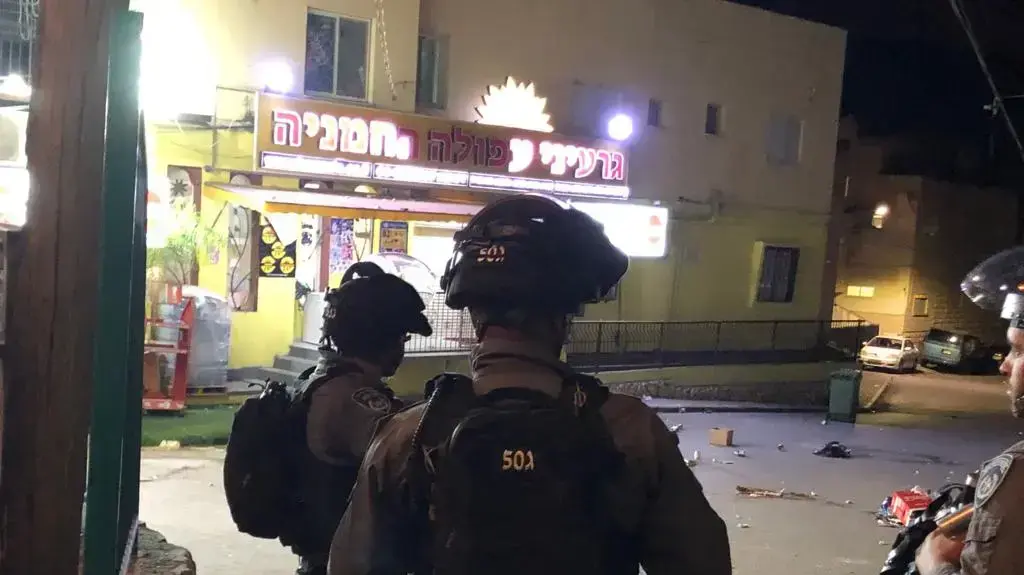 כוחות המשטרה בזירת האירוע בו נהרג גבר ונפצעו שני נוספים בקטטה בטורעאן שבגליל התחתון כוחות המשטרה בזירת האירוע בו נהרג גבר ונפצעו שני נוספים בקטטה בטורעאן שבגליל התחתון