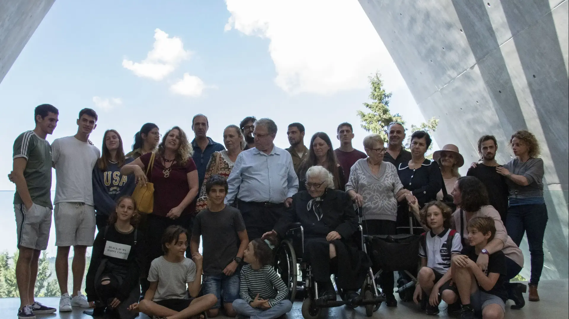 מלפומניי דינה, אזרחית יוון שהצילה משפחה יהודייה בשואה, בפגישה עם שניים מהאחים במוזיאון יד ושם, 3 בנובמבר 2019 מלפומניי דינה, אזרחית יוון שהצילה משפחה יהודייה בשואה, בפגישה עם שניים מהאחים במוזיאון יד ושם, 3 בנובמבר 2019