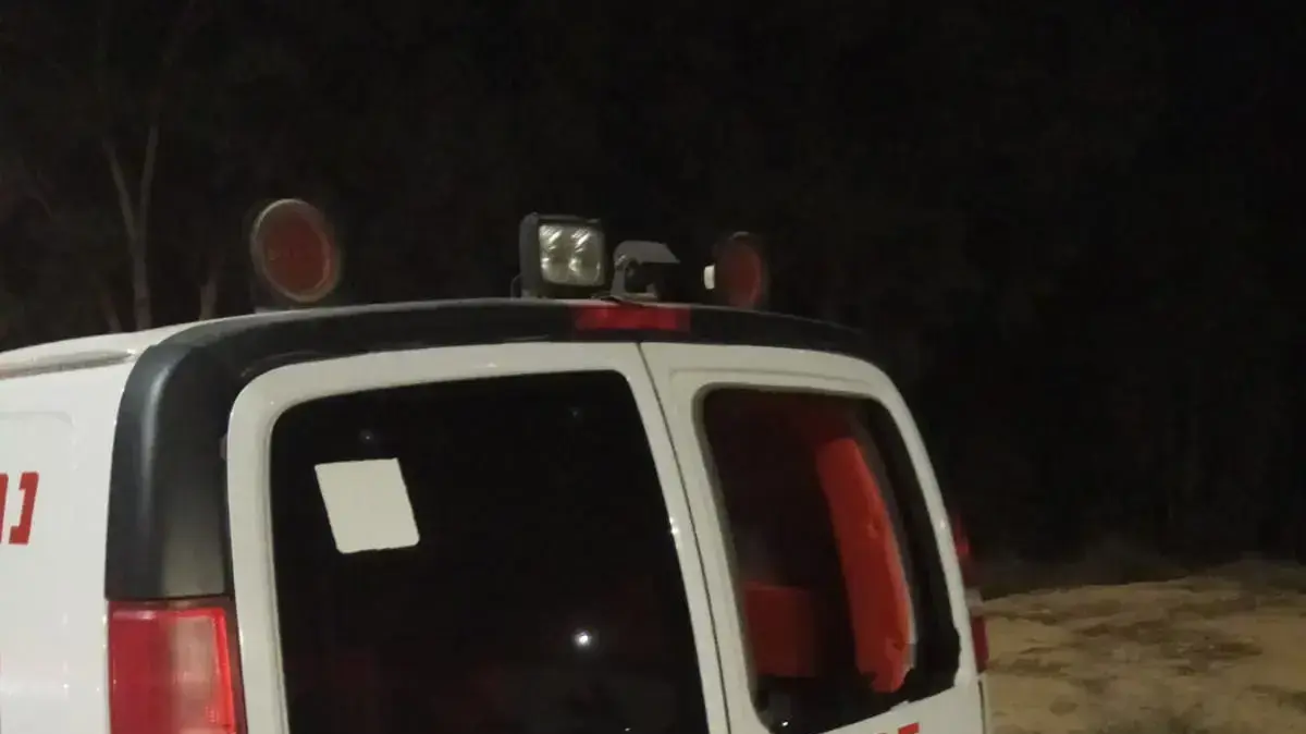 2 גברים הרוגים ברכב סמוך לכיכר רוטרי בכניסה לעומר.4 בנובמבר 2019
במהלך המהומת סמוך לעומר נופצה שמשה של אמבולנס

