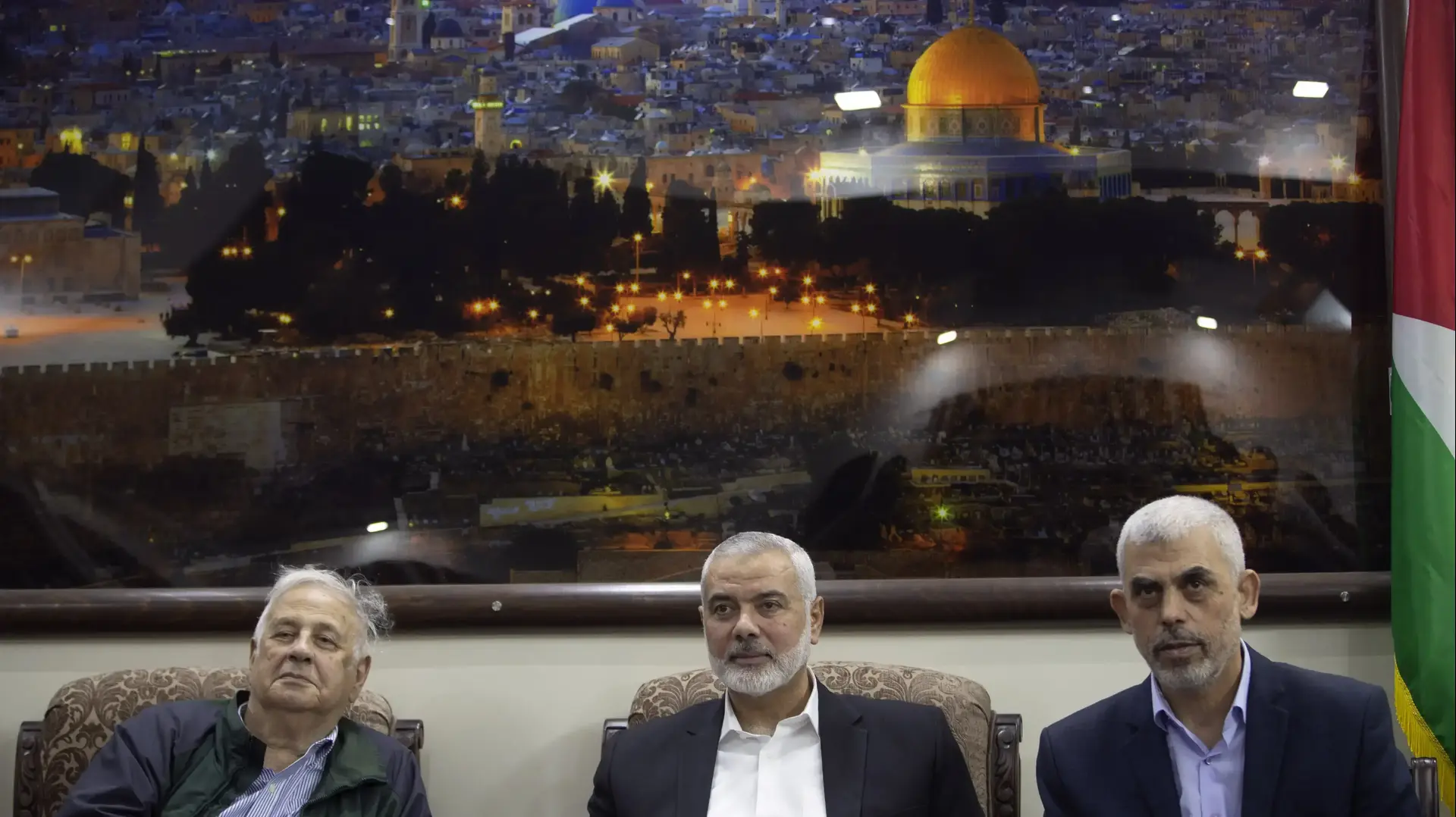 יחיא סינוואר עם אסמאעיל הנייה ויו"ר ועדת הבחירות חנא נאסר ב-28 באוקטובר 2019 יחיא סינוואר עם אסמאעיל הנייה ויו"ר ועדת הבחירות חנא נאסר ב-28 באוקטובר 2019