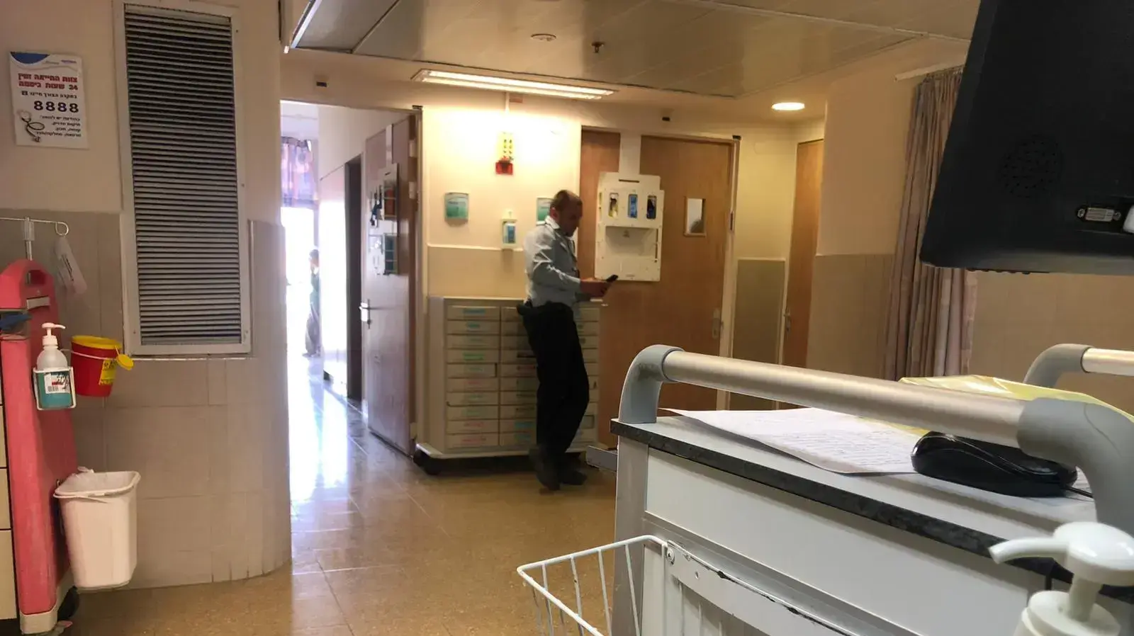 החוקרים בחדרו של הרופא החשוד ברצח אשתו בתלמי אליהו 5 בנובמר 2019 החוקרים בחדרו של הרופא החשוד ברצח אשתו בתלמי אליהו 5 בנובמר 2019