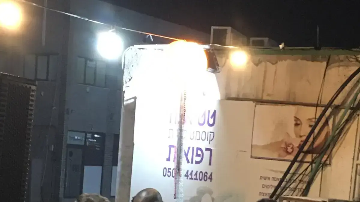 עימות בין המשטרה לזמר יובל מנדלסון ולהקתו בהופעה בשדרות עימות בין המשטרה לזמר יובל מנדלסון ולהקתו בהופעה בשדרות