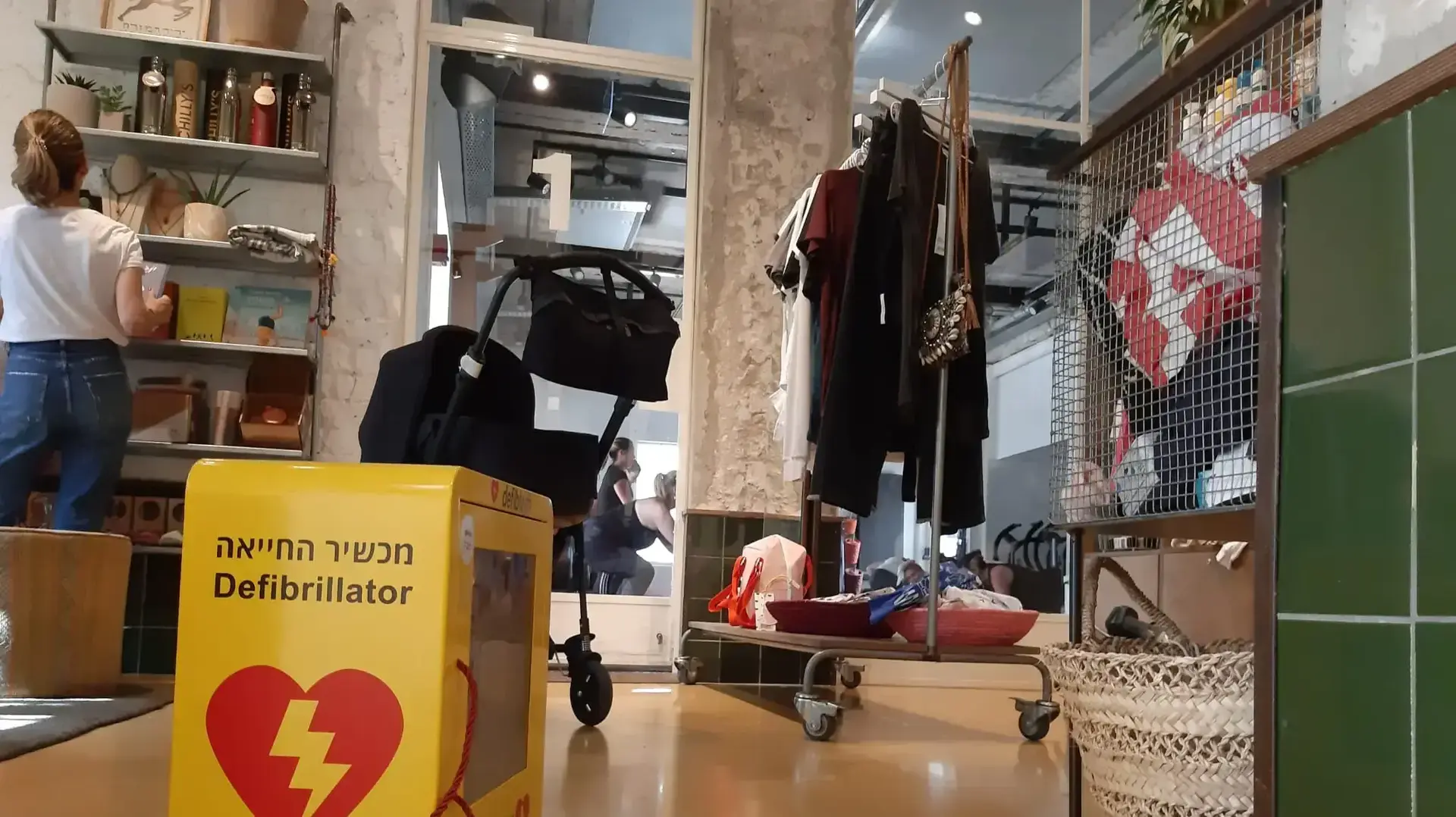 הדפיברילטור בבית חנה ששימש בהחייאת אופיר הרטוב הדפיברילטור בבית חנה ששימש בהחייאת אופיר הרטוב