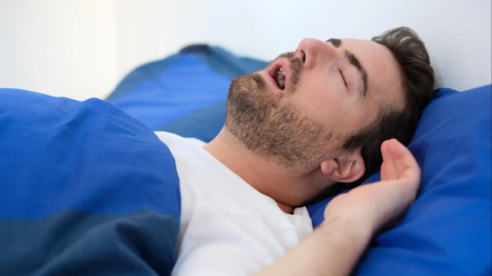 אדם ישן עם פה פעור אדם ישן עם פה פעור