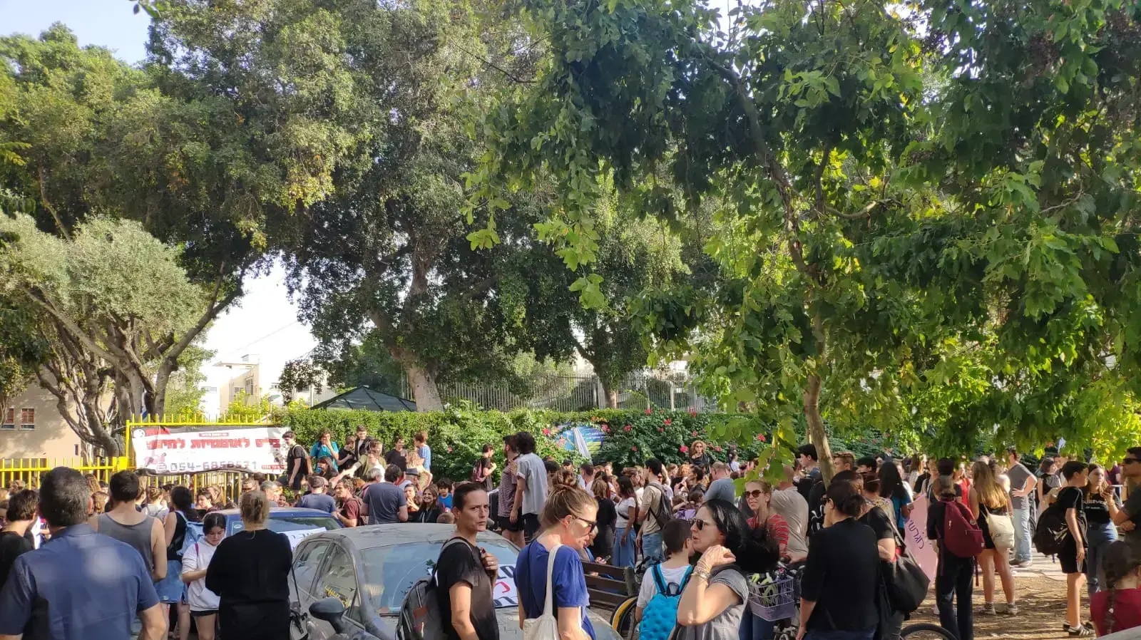 הפגנת הורים וילדים נגד גירוש ילדי עובדים זרים מחוץ לבי"ס גבריאלי בת"א, 7 בנובמבר 2019 הפגנת הורים וילדים נגד גירוש ילדי עובדים זרים מחוץ לבי"ס גבריאלי בת"א, 7 בנובמבר 2019