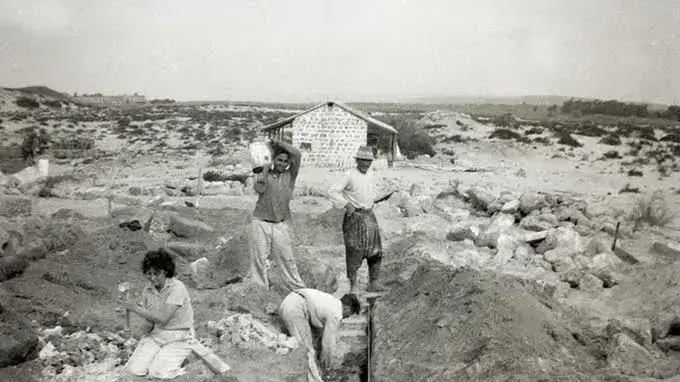 חנה סנש במהלך עובדת בבנייה בקיבוץ שדות ים חנה סנש במהלך עובדת בבנייה בקיבוץ שדות ים