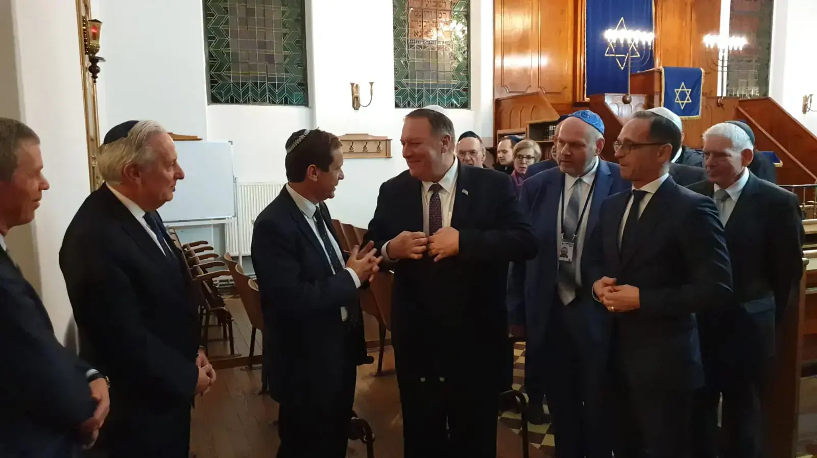 שר החוץ האמריקני פומפאו, שר החוץ הגרמני מאס ויו״ר הסוכנות הרצוג השתתפו בטקס זיכרון בבית הכנסת בהאלה, חודש לאחר הפיגוע ביום הכיפורים 
