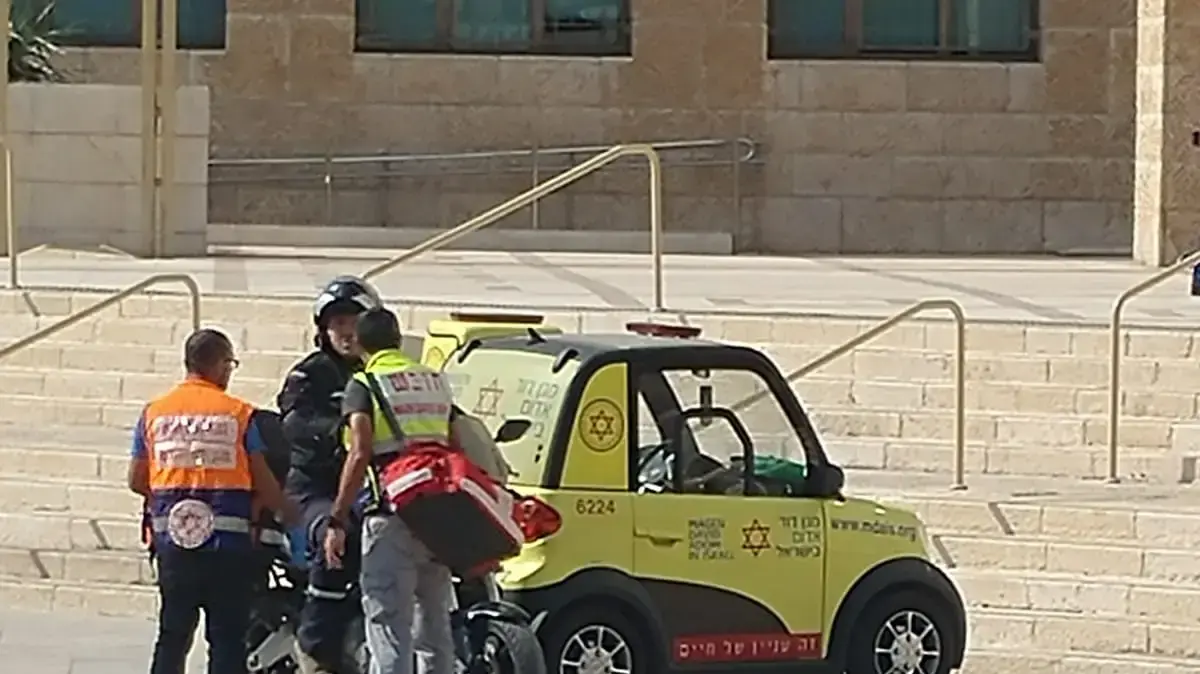 מד"א פינו גבר כבן 50 במצב קשה לאחר שהצית את עצמו בבית המשפט בבאר שבע, 10 בנובמבר 2019 מד"א פינו גבר כבן 50 במצב קשה לאחר שהצית את עצמו בבית המשפט בבאר שבע, 10 בנובמבר 2019