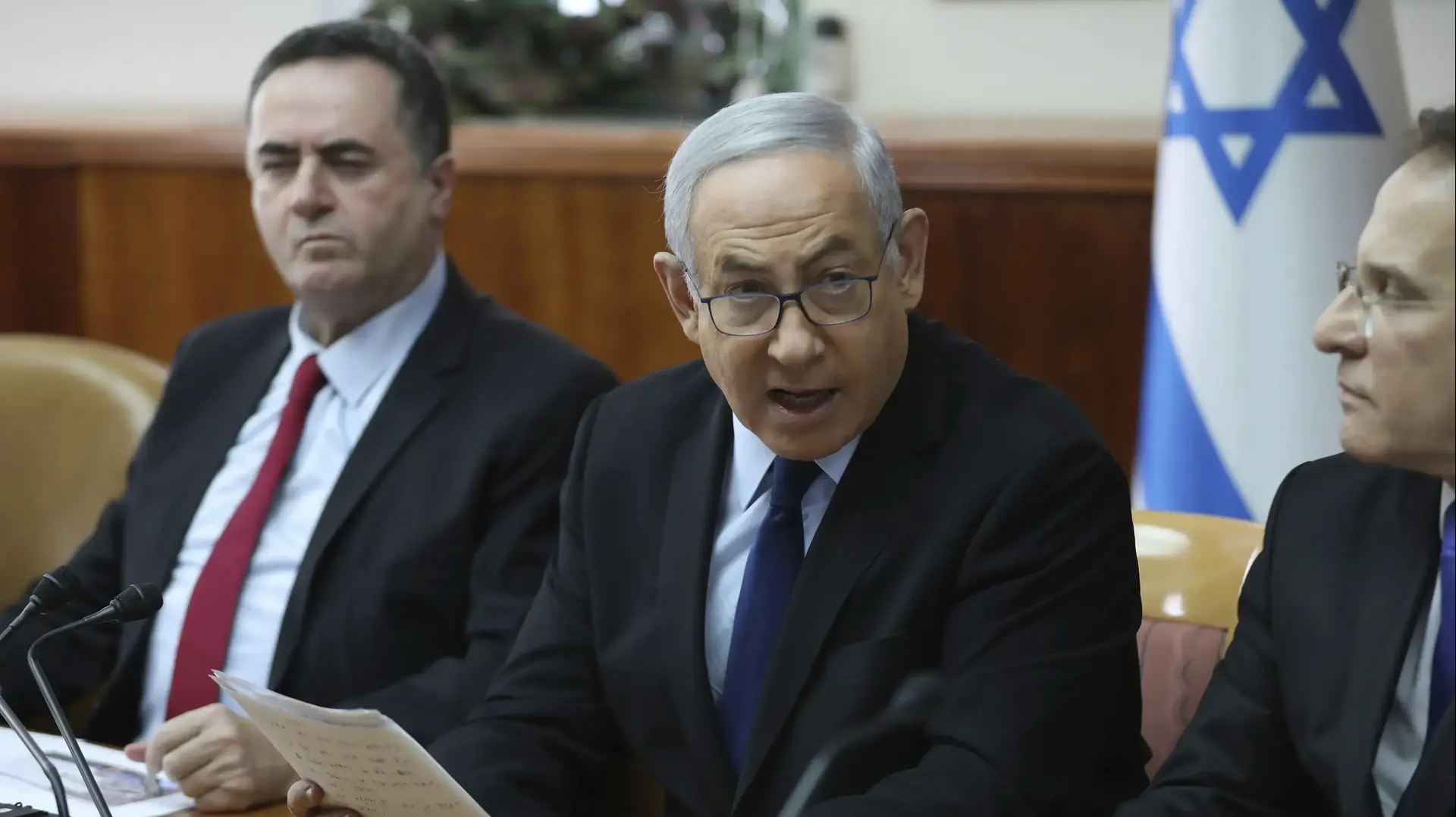 ראש הממשלה בנימין נתניהו, ישראל כץ וצחי ברוורמן בישיבת ממשלה, 10 בנובמבר 2019 ראש הממשלה בנימין נתניהו, ישראל כץ וצחי ברוורמן בישיבת ממשלה, 10 בנובמבר 2019