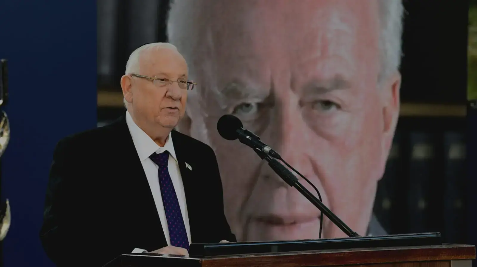 נשיא המדינה, ראובן (רובי) ריבלין במהלך נאומו בטקס האזכרה הממלכתי ליצחק ולאה רבין, בהר הרצל, ירושלים 10 בנובמבר 2019 נשיא המדינה, ראובן (רובי) ריבלין במהלך נאומו בטקס האזכרה הממלכתי ליצחק ולאה רבין, בהר הרצל, ירושלים 10 בנובמבר 2019