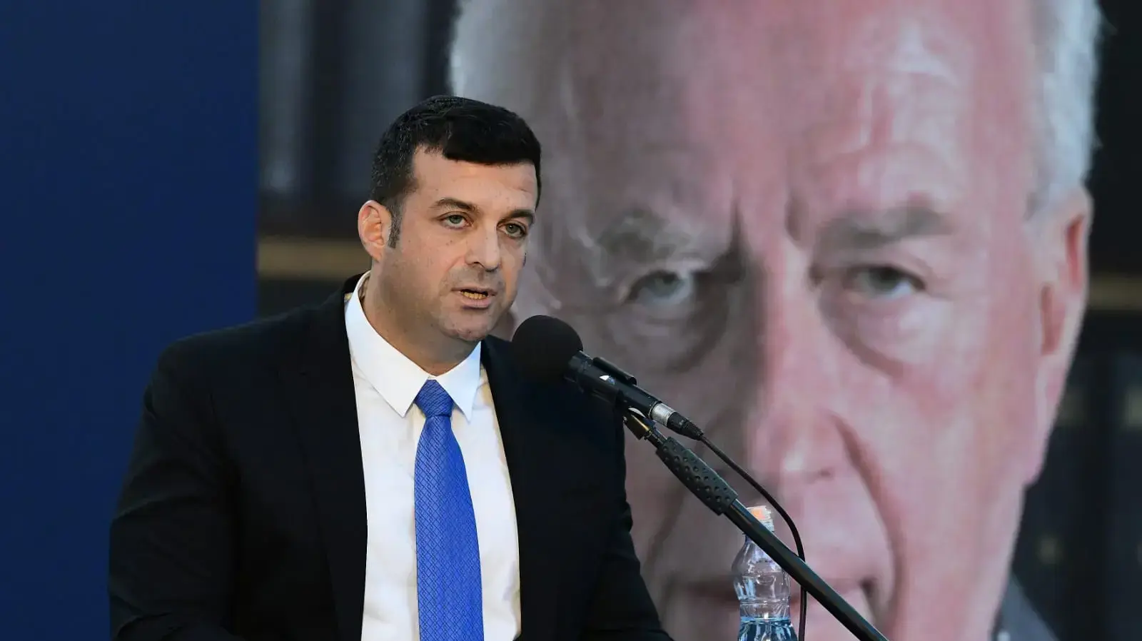 יונתן בן ארצי, נכדו של יצחק רבין במהלך נאומו בטקס האזכרה הממלכתי ליצחק ולאה רבין, בהר הרצל, ירושלים 10 בנובמבר 2019