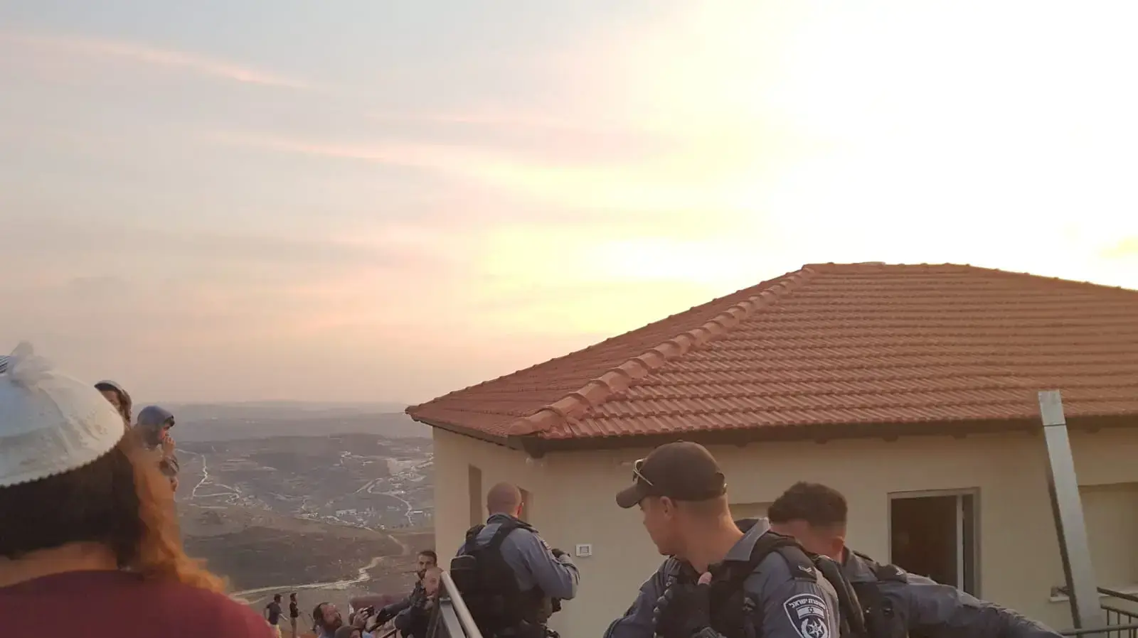 כוחות גדולים של משטרה מקיפים בית במרכז היישוב יצהר 10 בנובמבר 2019 כוחות גדולים של משטרה מקיפים בית במרכז היישוב יצהר 10 בנובמבר 2019