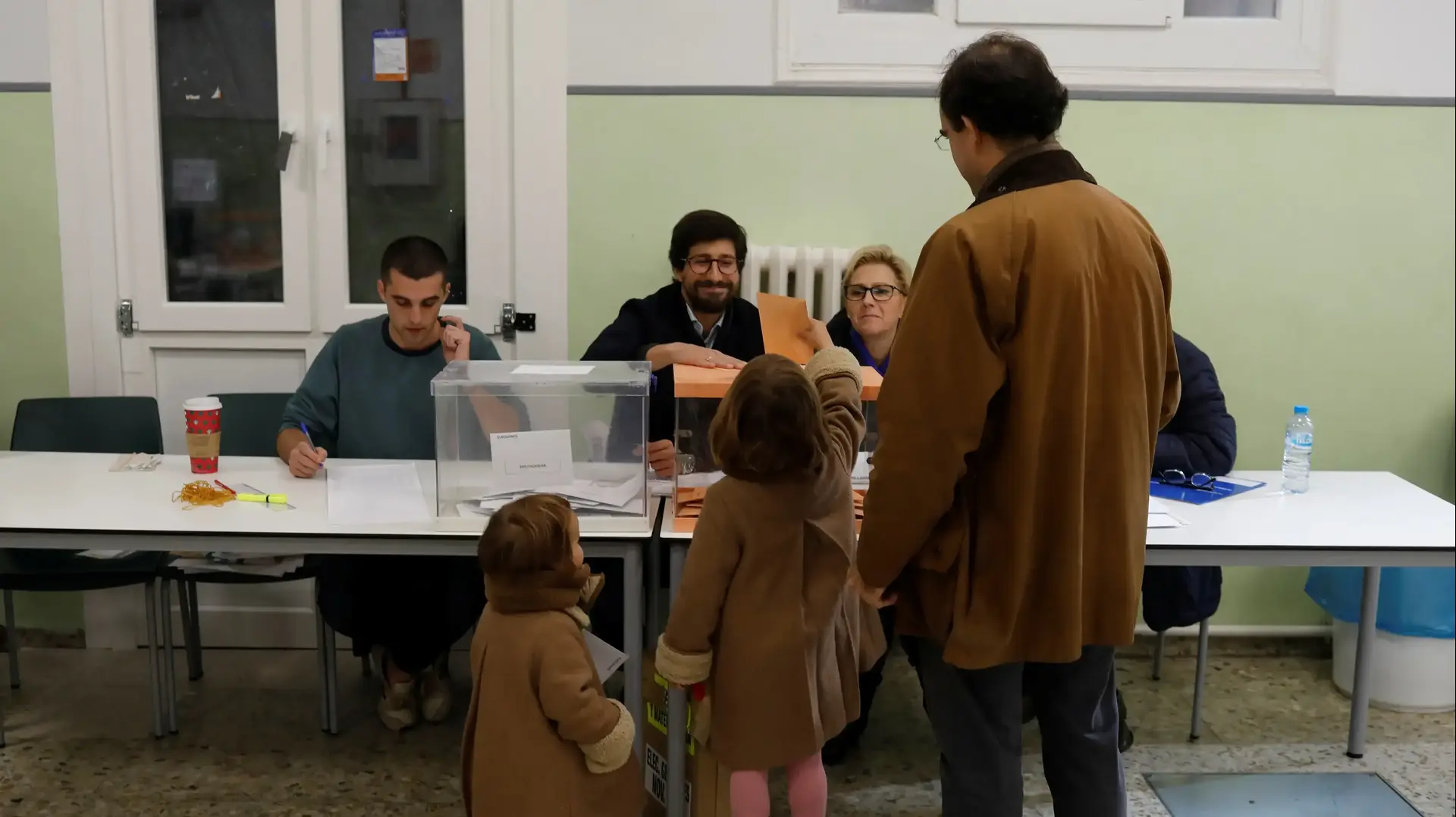 הצבעה באחת מהקלפיות במדריד 10 בנובמבר 2019 הצבעה באחת מהקלפיות במדריד 10 בנובמבר 2019