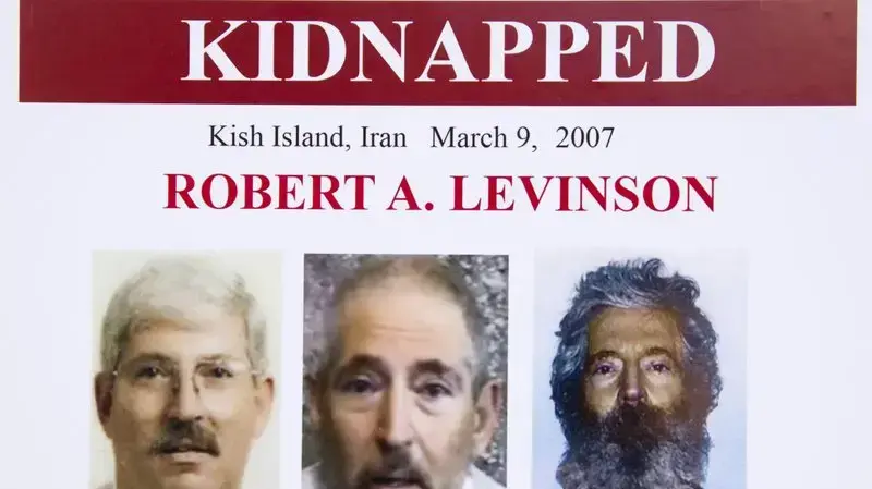 רוברט לוינסון, סוכן ה-FBI לשעבר (מימין) בפוסטר עם תמונותו משנת 2012 לפני שנחטף על - ידי האיראנים רוברט לוינסון, סוכן ה-FBI לשעבר (מימין) בפוסטר עם תמונותו משנת 2012 לפני שנחטף על - ידי האיראנים