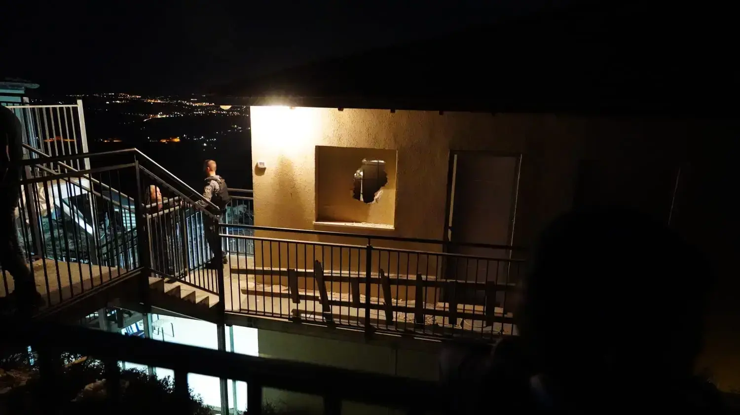 כוחות משטרה מקיפים בית במרכז היישוב יצהר 10 בנובמבר 2019 כוחות משטרה מקיפים בית במרכז היישוב יצהר 10 בנובמבר 2019