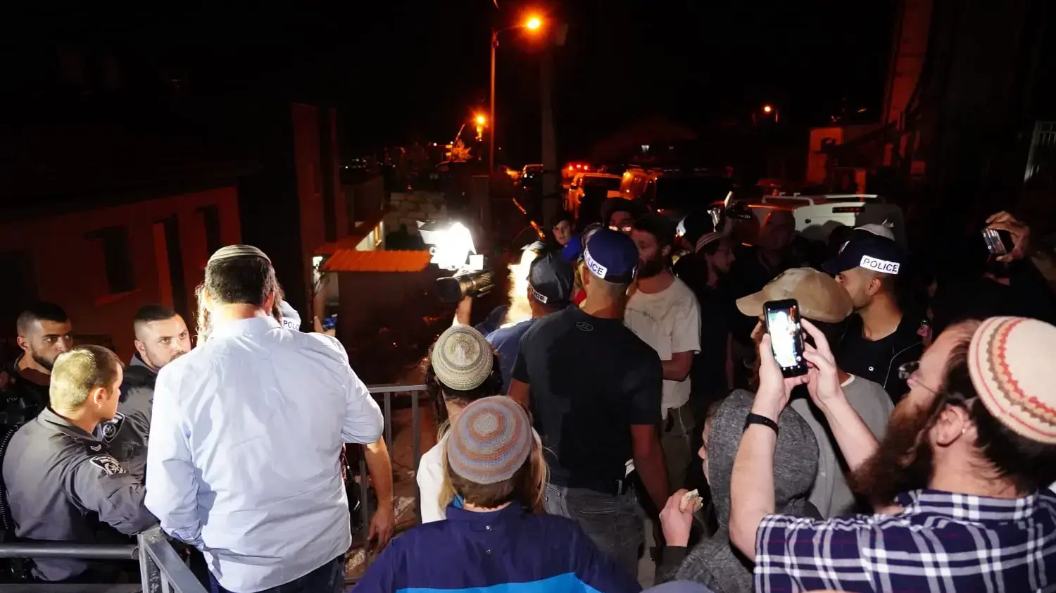 כוחות משטרה מקיפים בית במרכז היישוב יצהר 10 בנובמבר 2019 כוחות משטרה מקיפים בית במרכז היישוב יצהר 10 בנובמבר 2019