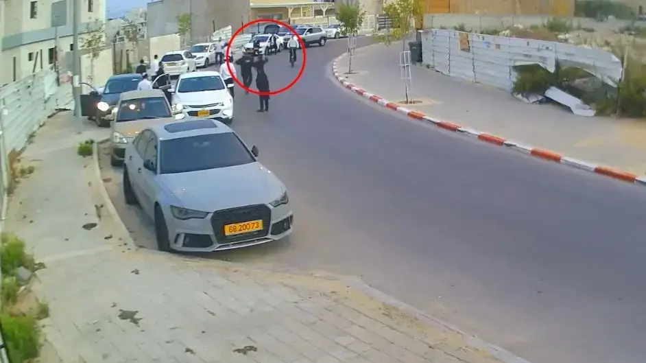 נערי ברלנד תוקפים אדם בגלל שהעיר להם על נסיעה בפראות נערי ברלנד תוקפים אדם בגלל שהעיר להם על נסיעה בפראות
