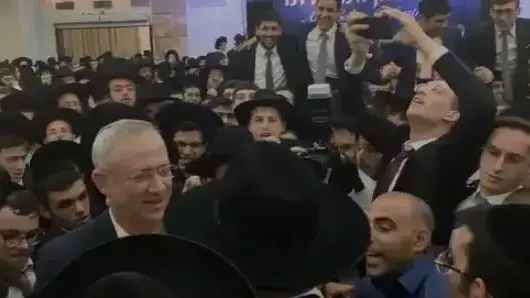 בני גנץ הותקף בידי חרדים במהלך חתונה של ח"כ מיהדות התורה, 11 נובמבר 2019 בני גנץ הותקף בידי חרדים במהלך חתונה של ח"כ מיהדות התורה, 11 נובמבר 2019