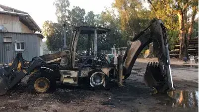טרקטור שהוצת בקיבוץ דן, יולי 2018 טרקטור שהוצת בקיבוץ דן, יולי 2018