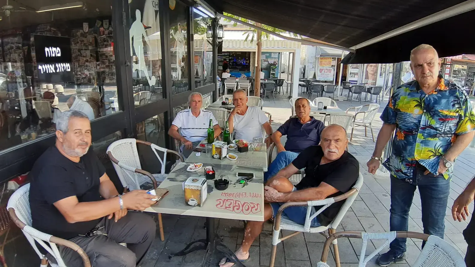 תושבי אשקלון עוקבים אחרי הדיווחים על הכרעת הדין של ראש העיר לשעבר איתמר שמעוני 11 בנובמר 2019 