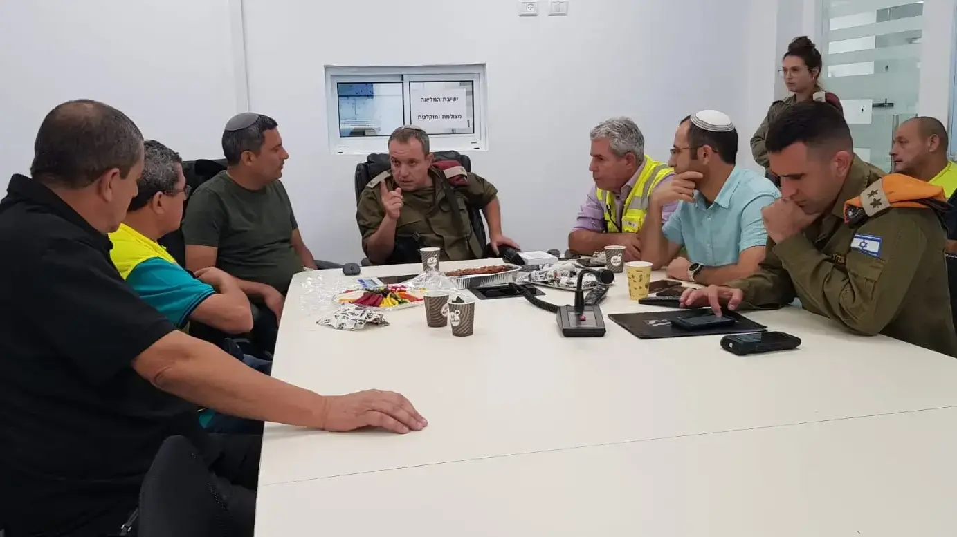 מפקד אוגדת עזה, תא"ל אליעזר טולדנו, ביקר במרכז ההפעלה בשדרות ושוחח עם ראש העיר, אלון דוידי, והנהגת העיר. 12 בנובמבר 2019 מפקד אוגדת עזה, תא"ל אליעזר טולדנו, ביקר במרכז ההפעלה בשדרות ושוחח עם ראש העיר, אלון דוידי, והנהגת העיר. 12 בנובמבר 2019