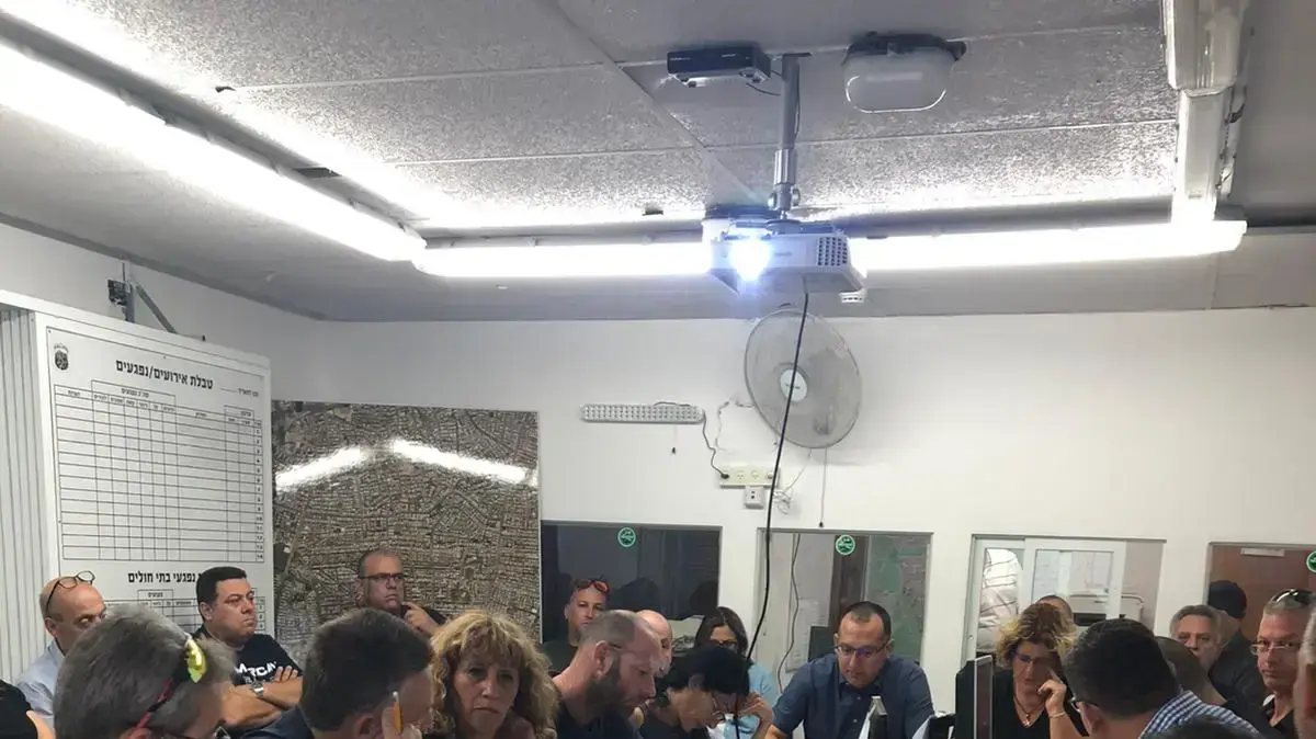 ראש עיריית גבעתיים רן קוניק, עם צוותי החירום של העירייה, אנשי פיקוד העורף וגורמי חירום אחרים בישיבת חירום במרכז ההפעלה העירוני. ראש עיריית גבעתיים רן קוניק, עם צוותי החירום של העירייה, אנשי פיקוד העורף וגורמי חירום אחרים בישיבת חירום במרכז ההפעלה העירוני.